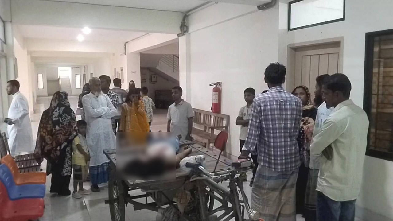 শিবচর উপজেলা স্বাস্থ্য কমপ্লেক্সে নিহতের লাশ ও স্বজনরা