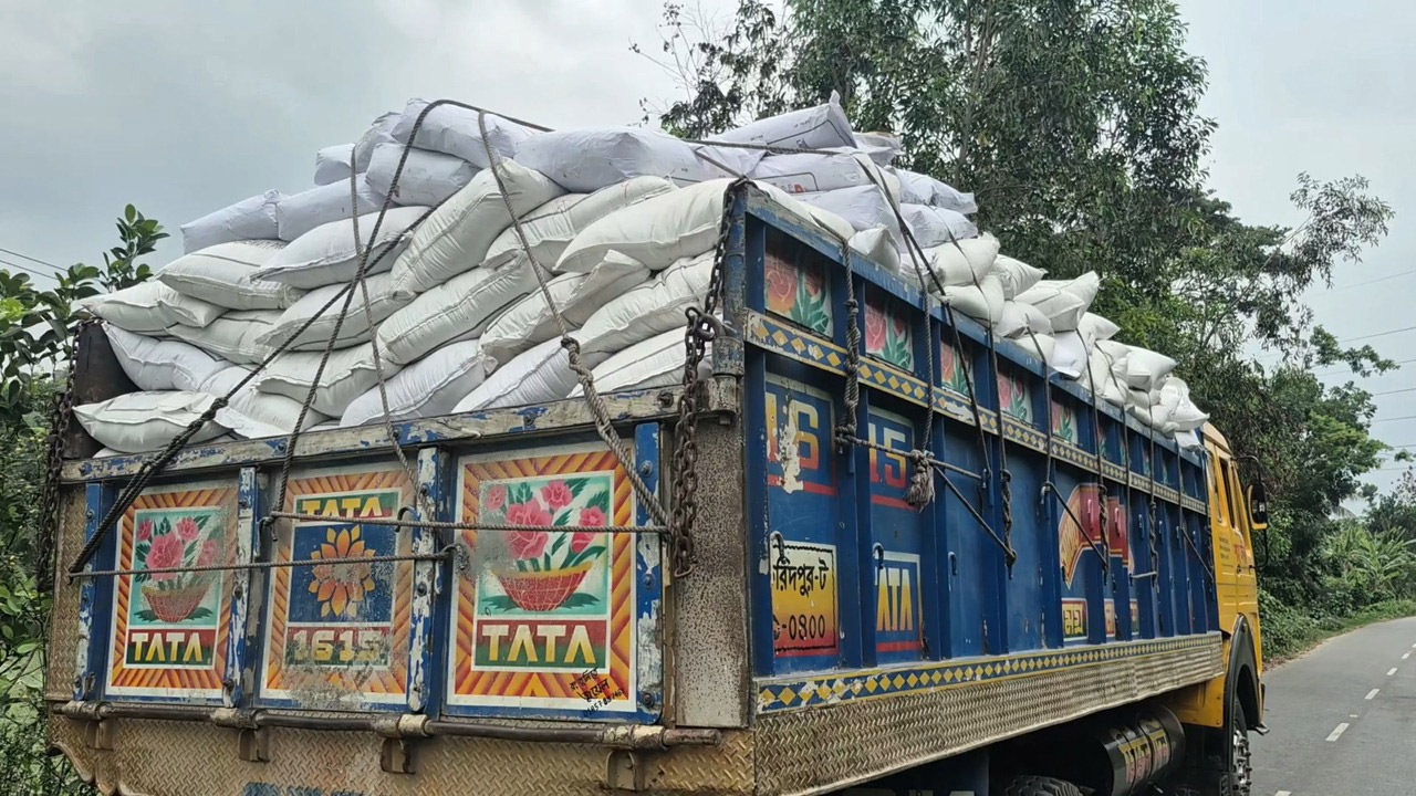 মাদারীপুরে সরকারি ২০ মেট্টিক টন চালসহ ট্রাক জব্দ