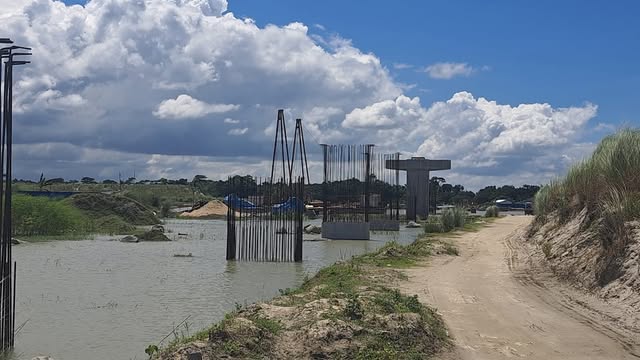 নির্মাণাধীন সেতু