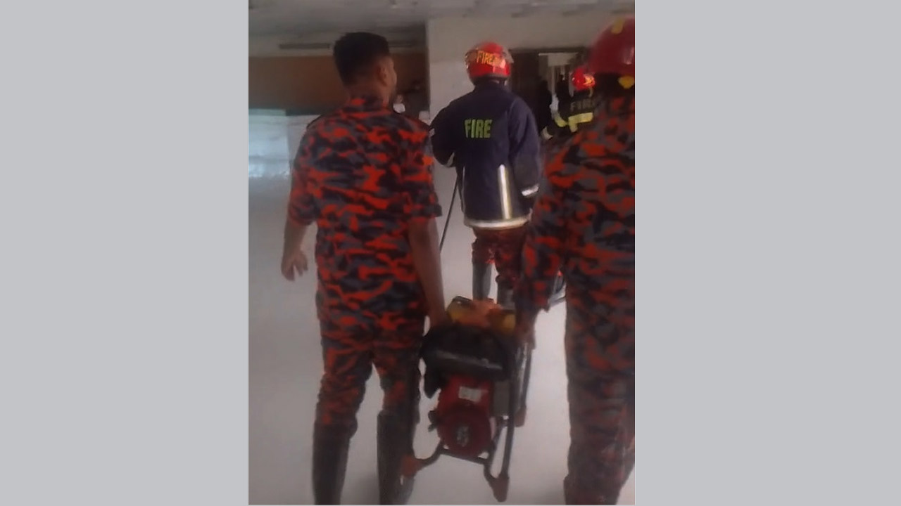 মাদারীপুরে হাসপাতালের লিফটে আটকা নারীসহ ১০ জনকে উদ্ধার