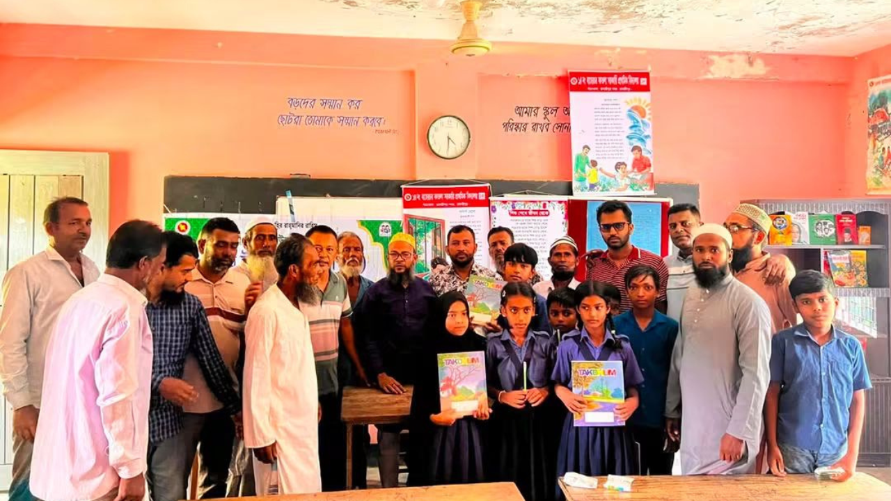 ঈদে মিলাদুন্নবী উপলক্ষে বিভিন্ন প্রতিযোগিতায় বিজয়ীদের পুরষ্কার তুলে দেয়া হচ্ছে