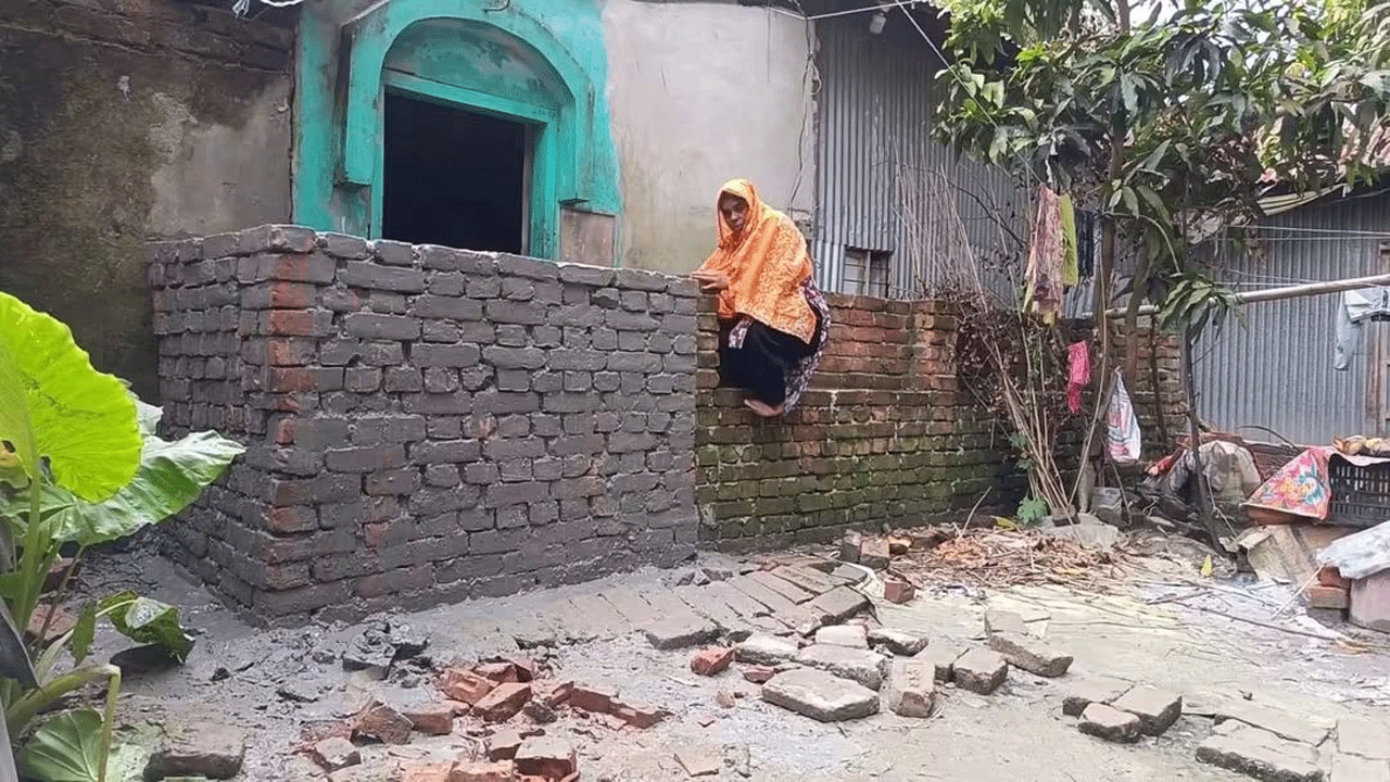 ঘরের দরজার সামনে দেয়াল