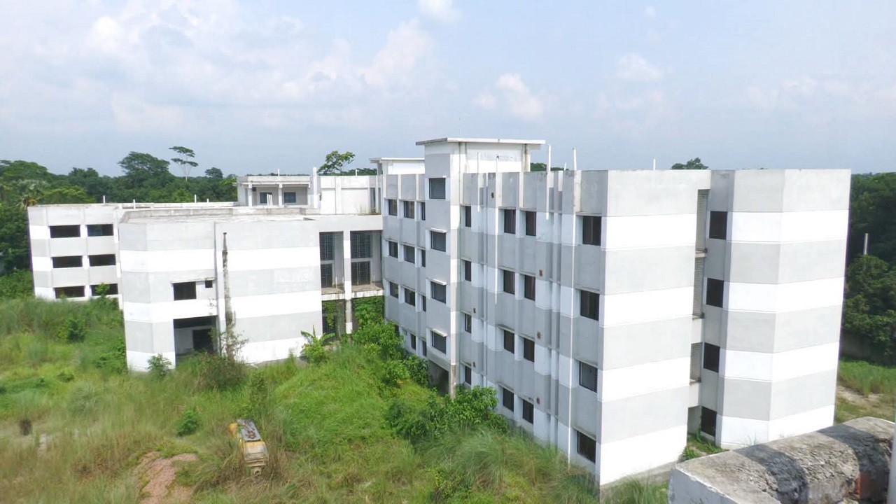 ৩২ কোটি টাকার মাদারীপুর নার্সিং কলেজের নির্মাণ কাজ বন্ধ, লাপাত্তা ঠিকাদার