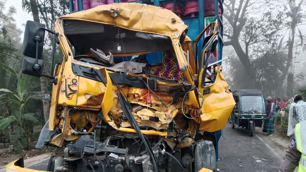 দুর্ঘটনাকবলিত ট্রাক