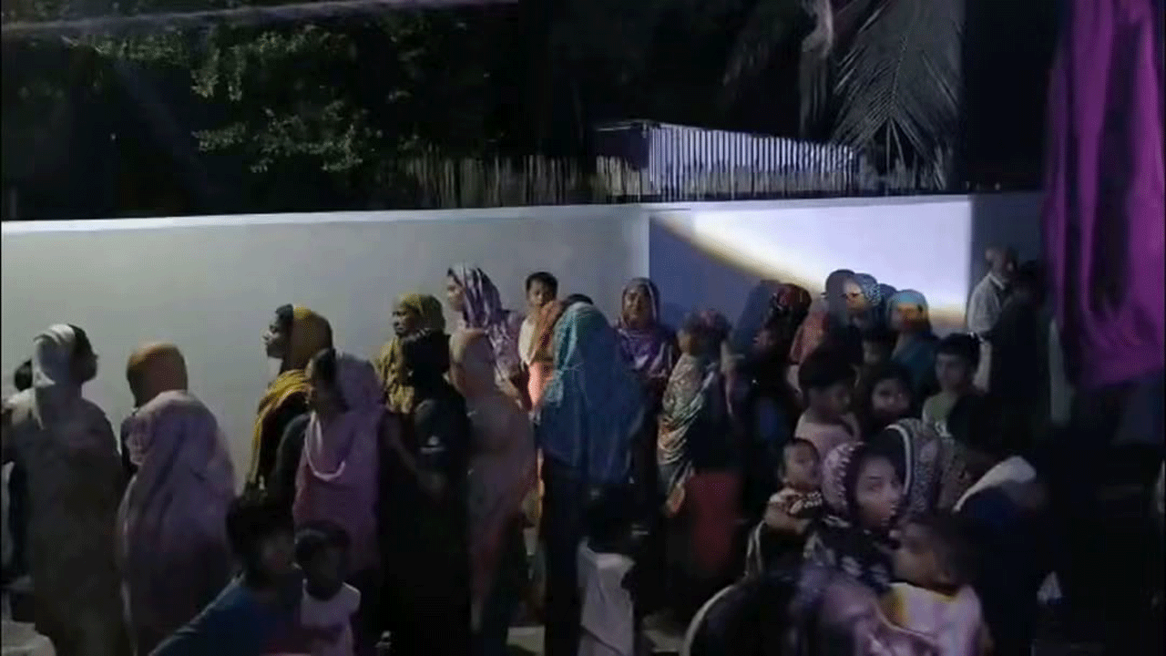 এলাকাবাসীর ভীড়