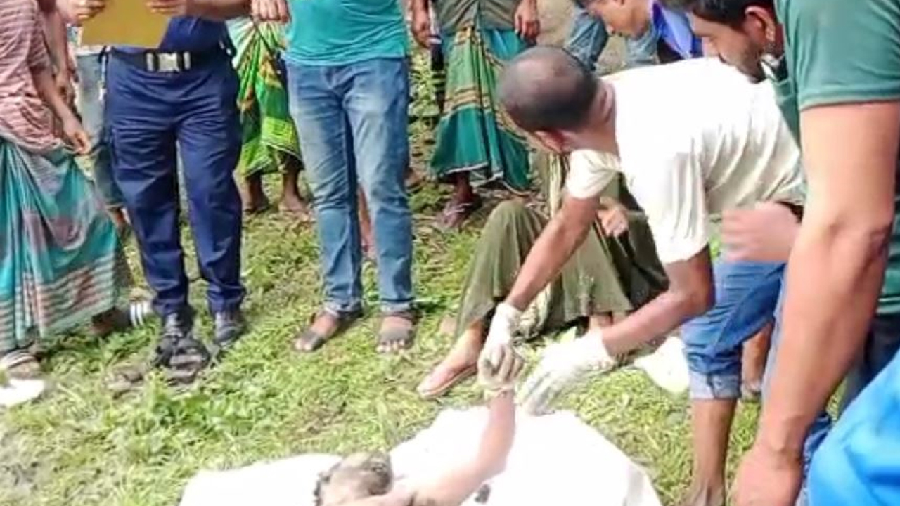 মৃত মুনসুর আলীর লাশ