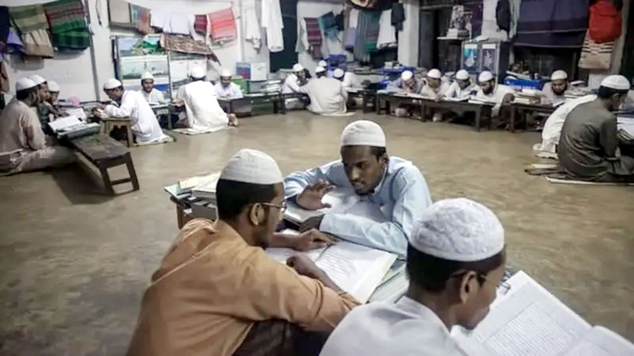 কওমি মাদরাসার ছাত্রদের পড়াশোনার দৃশ্য