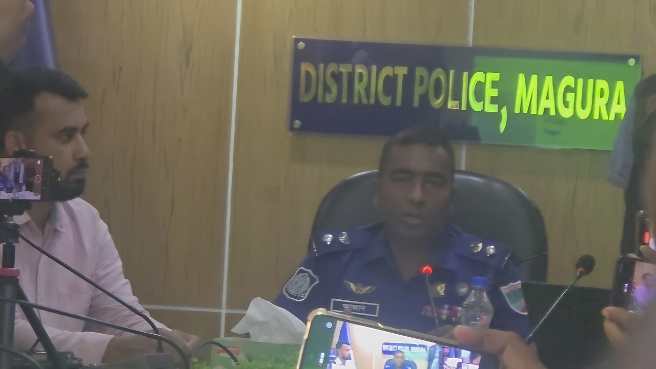 মাগুরা পুলিশ সুপার কার্যালয়ে সংবাদ সম্মেলনে পুলিশ সুপার মোল্লা আজাদ হোসেন