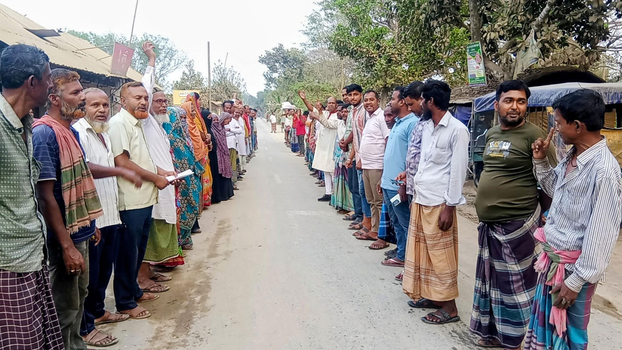 গোয়ালদাহ বাজারে এলাকাবাসীর বিক্ষোভ ও মানববন্ধন