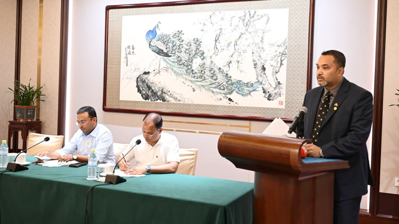 সংবাদ সম্মেলনে বক্তব্য দেন প্রধানমন্ত্রী কার্যালয়ের মুখপাত্র মাহদী আমিন