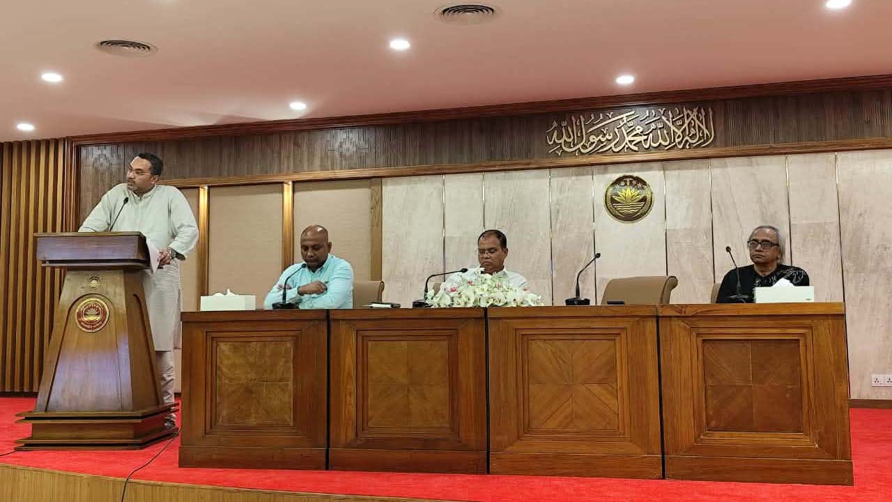 সংবাদ সম্মেলন প্রধানমন্ত্রীর উপদেষ্টা মাহাদী আমিন
