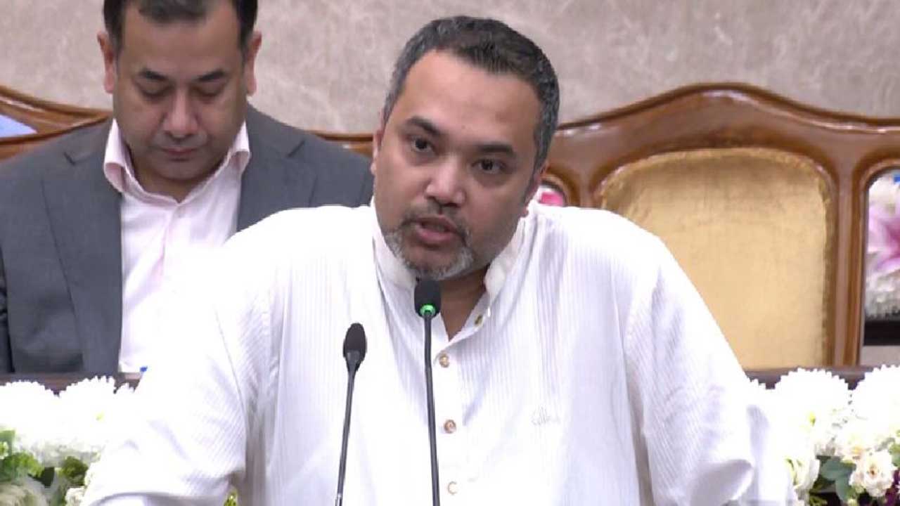 সংবাদ সম্মেলনে প্রধানমন্ত্রীর উপদেষ্টা ও কার্যালয়ের মুখপাত্র মাহদী আমিন সরকারের ১৮০ দিনের কর্মকাণ্ডের বিস্তারিত তুলে ধরেন