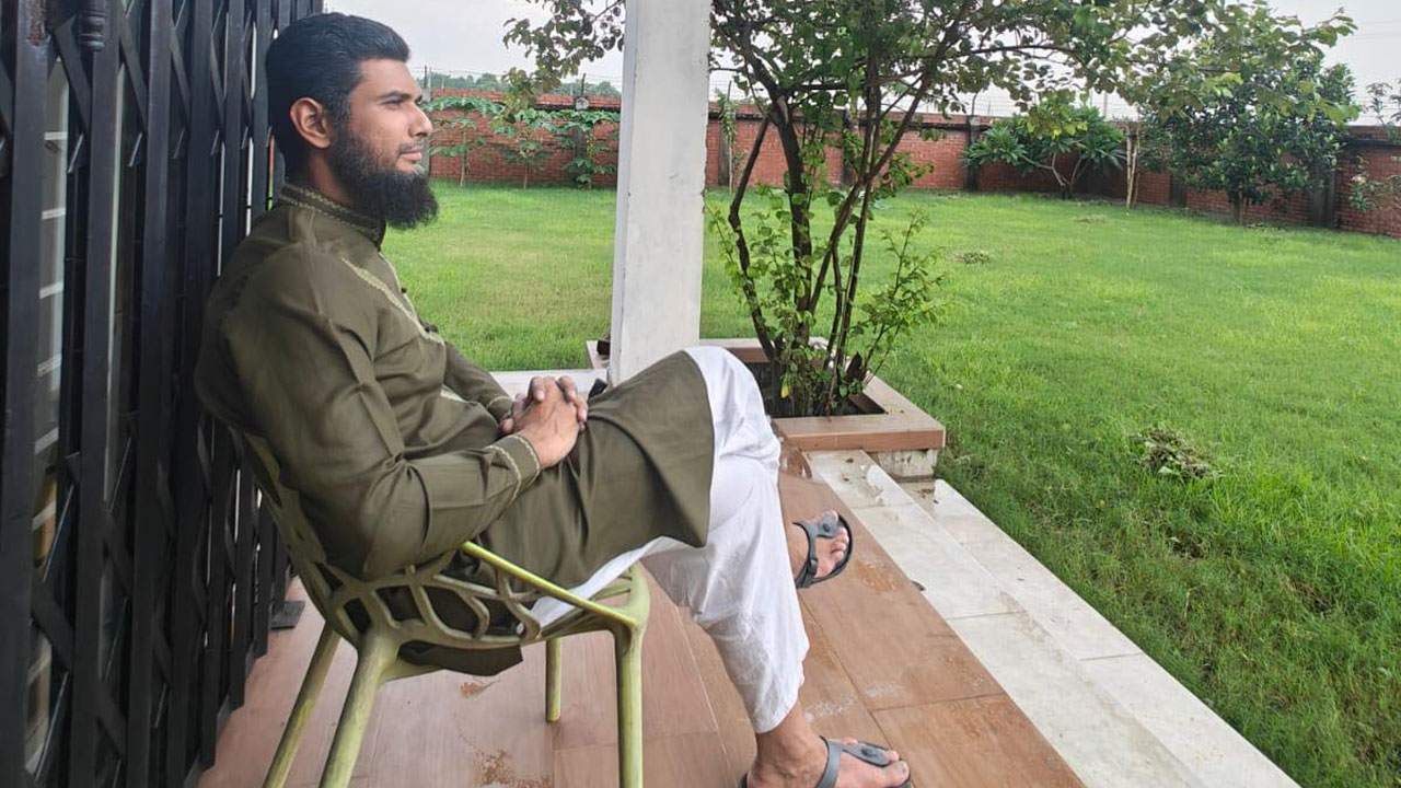 আজ ফেসবুকে এই ছবিটি শেয়ার করেছেন রিয়াদ