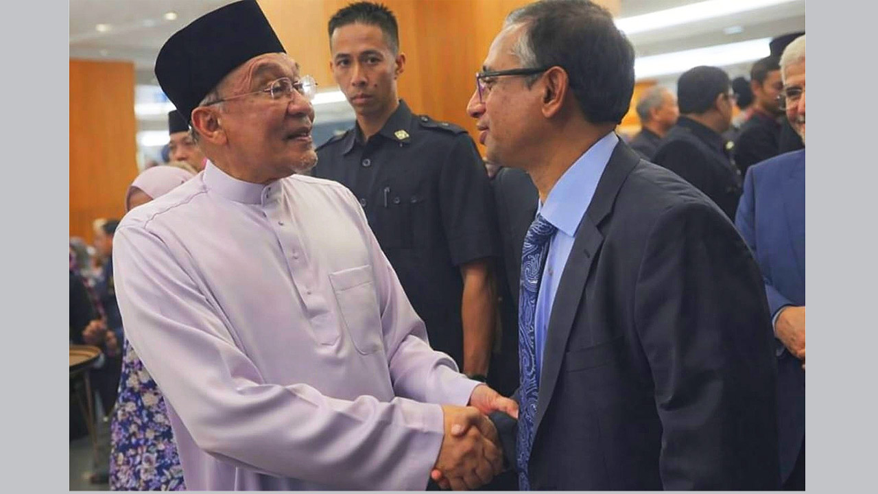 মালয়েশিয়ার প্রধানমন্ত্রী আনোয়ার ইব্রাহিমের সাথে সাক্ষাতে কথা বলছেন রাষ্ট্রদূত মঞ্জুরুল করিম খান চৌধুরী