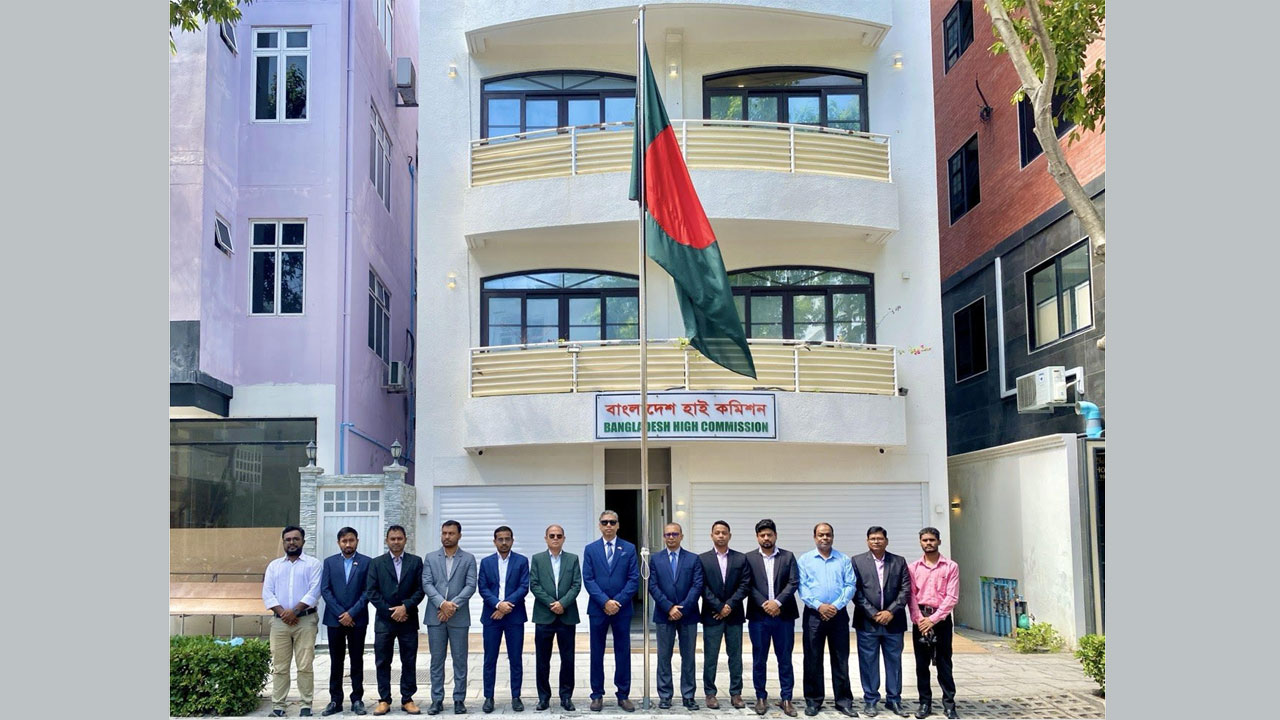 বাংলাদেশ চ্যান্সেরি ভবন প্রাঙ্গণে জাতীয় পতাকা উত্তোলন