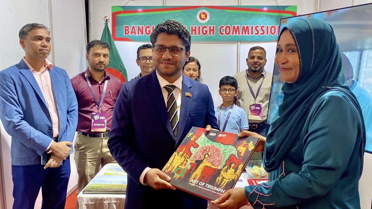 মালদ্বীপের ফার্স্ট লেডিকে জুলাই গণঅভ্যুত্থানের গ্রাফিতি বই উপহার দিচ্ছেন দেশটিতে নিযুক্ত বাংলাদেশের হাইকমিশনার