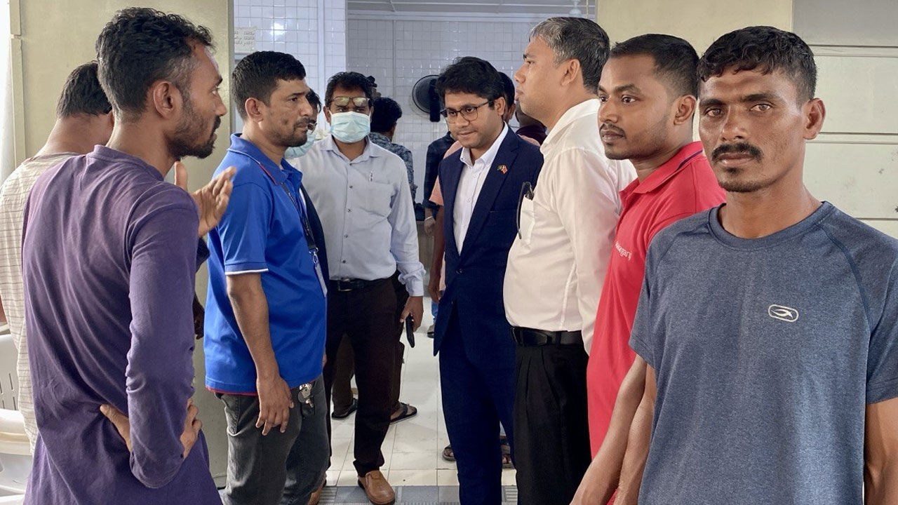 হাসপাতালে আহত প্রবাসী বাংলাদেশীদের দেখতে উপস্থিত মালদ্বীপে নিযুক্ত হাইকমিশনার