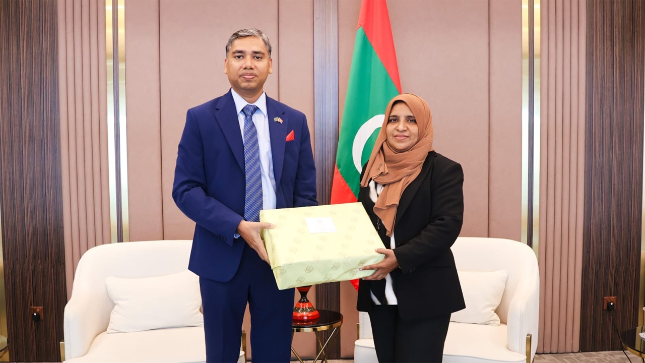 দেশটির পক্ষে এ উপহার গ্রহণ করেন বাদুরা সাইদ
