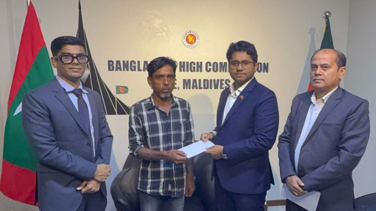 মালদ্বীপে অসুস্থ প্রবাসী কামাল হোসেনের হাতে দেশে প্রত্যাবর্তনের বিমানের টিকিট হস্তান্তর করা হচ্ছে