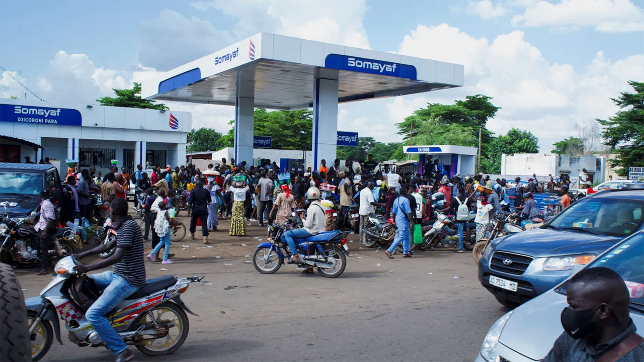 গ্যাস স্টেশনগুলোতে দীর্ঘ লাইন তৈরি হয়েছে