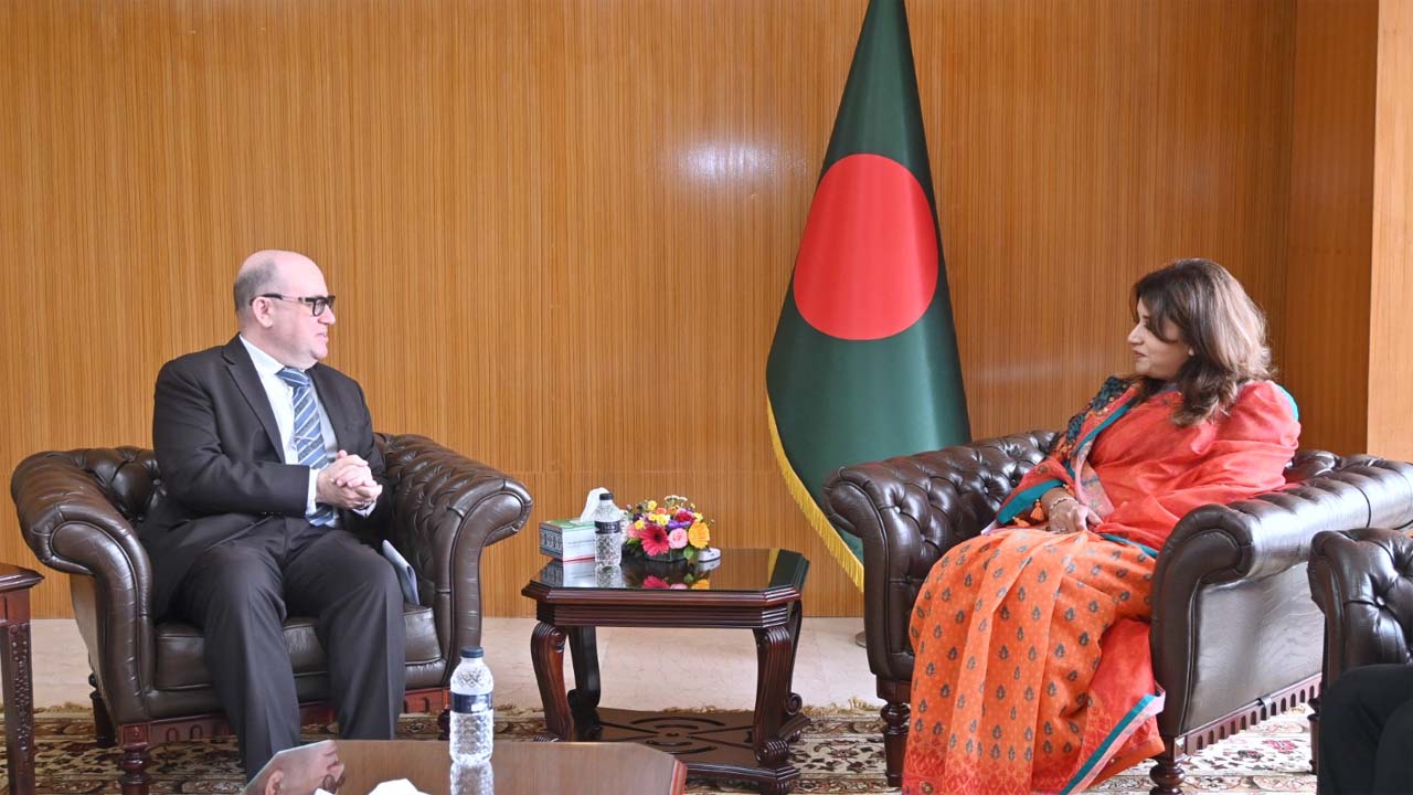 মাল্টার হাইকমিশনার রিউবেন গাউসি পররাষ্ট্র প্রতিমন্ত্রী শামা ওবায়েদ ইসলামের সাথে সৌজন্য সাক্ষাৎ করেন