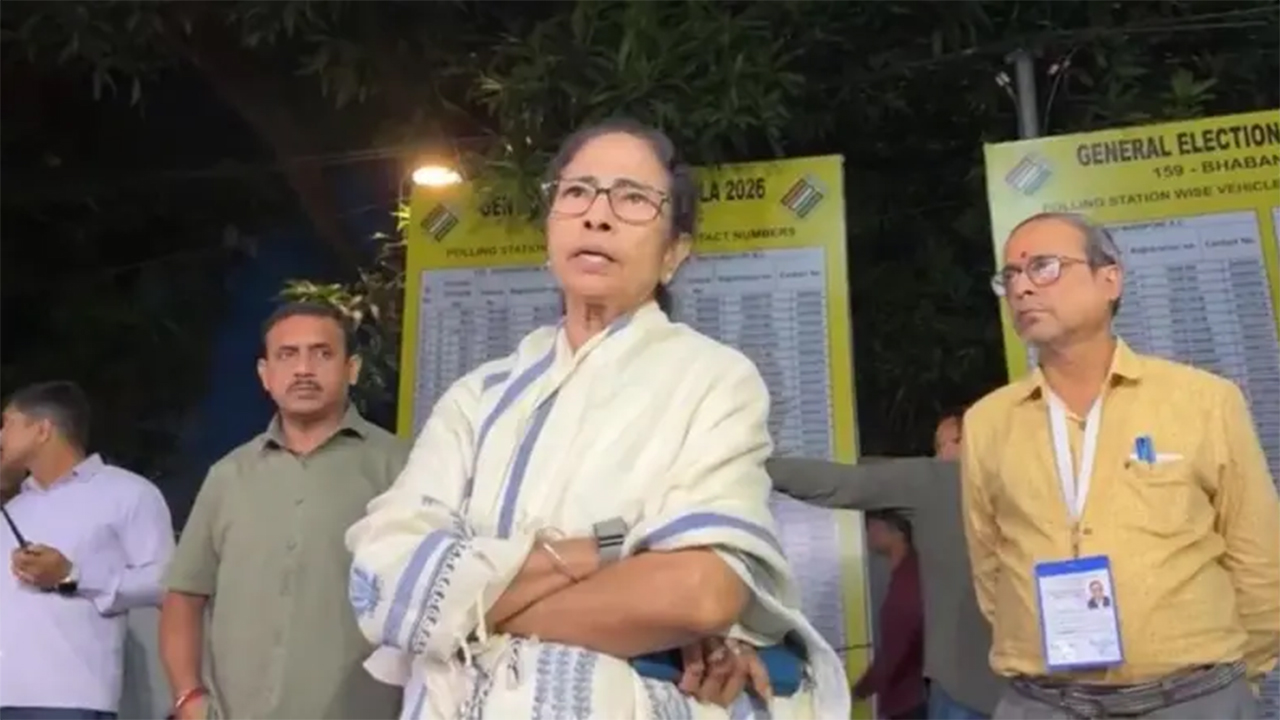 নিজের ভবানীপুর আসনের ভোটযন্ত্র রাখা আছে যে স্ট্রংরুমে, সেখানে রাত পর্যন্ত ছিলেন মমতা ব্যানার্জী