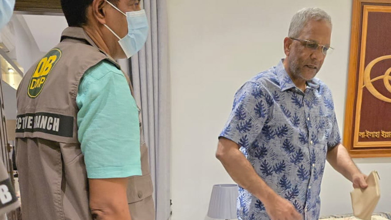 শেখ মামুন খালেদকে বুধবার রাতে গ্রেফতার করে ডিবি