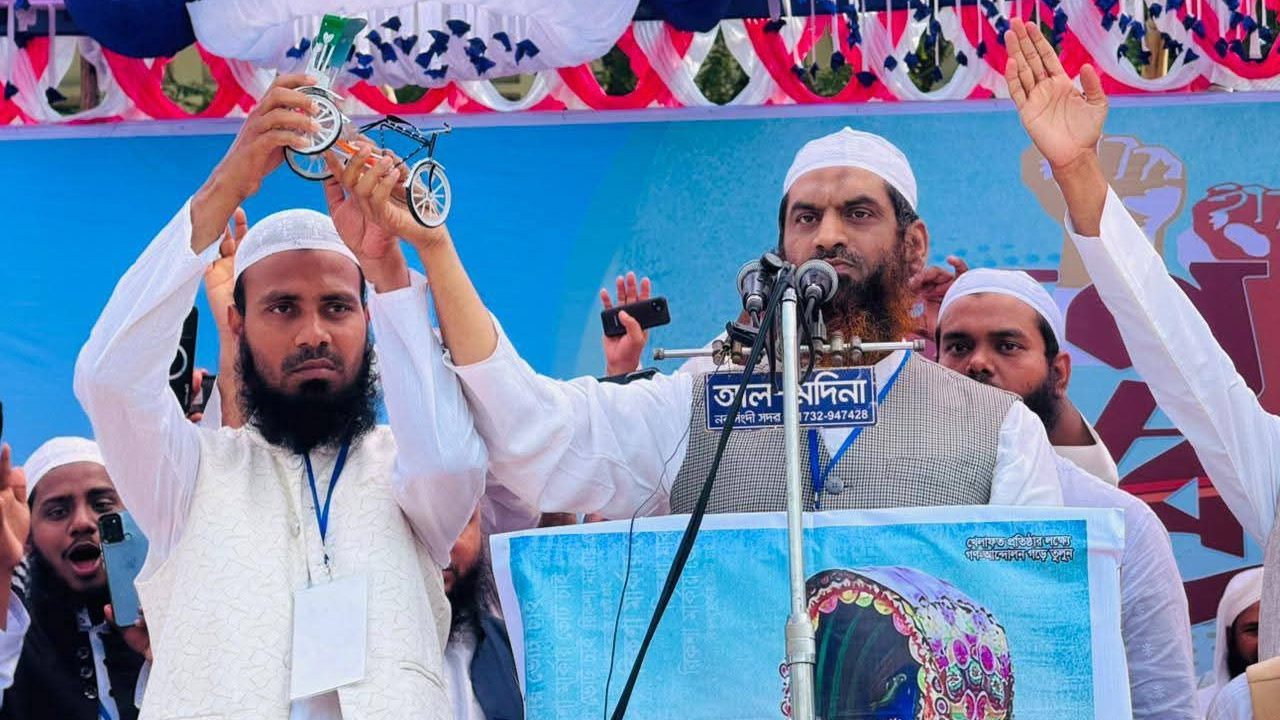 শিবপুর আসনের রিকশা প্রতীকের মনোনীত প্রার্থী মাওলানা রাকীবুল ইসলামকে পরিচয় করিয়ে দিচ্ছেন বাংলাদেশ খেলাফত মজলিসের আমির মাওলানা মুহাম্মাদ মামুনুল হক