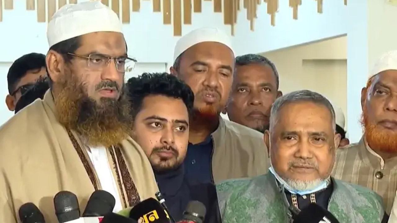 গণমাধ্যমের সাথে কথা বলছেন মামুনুল হক