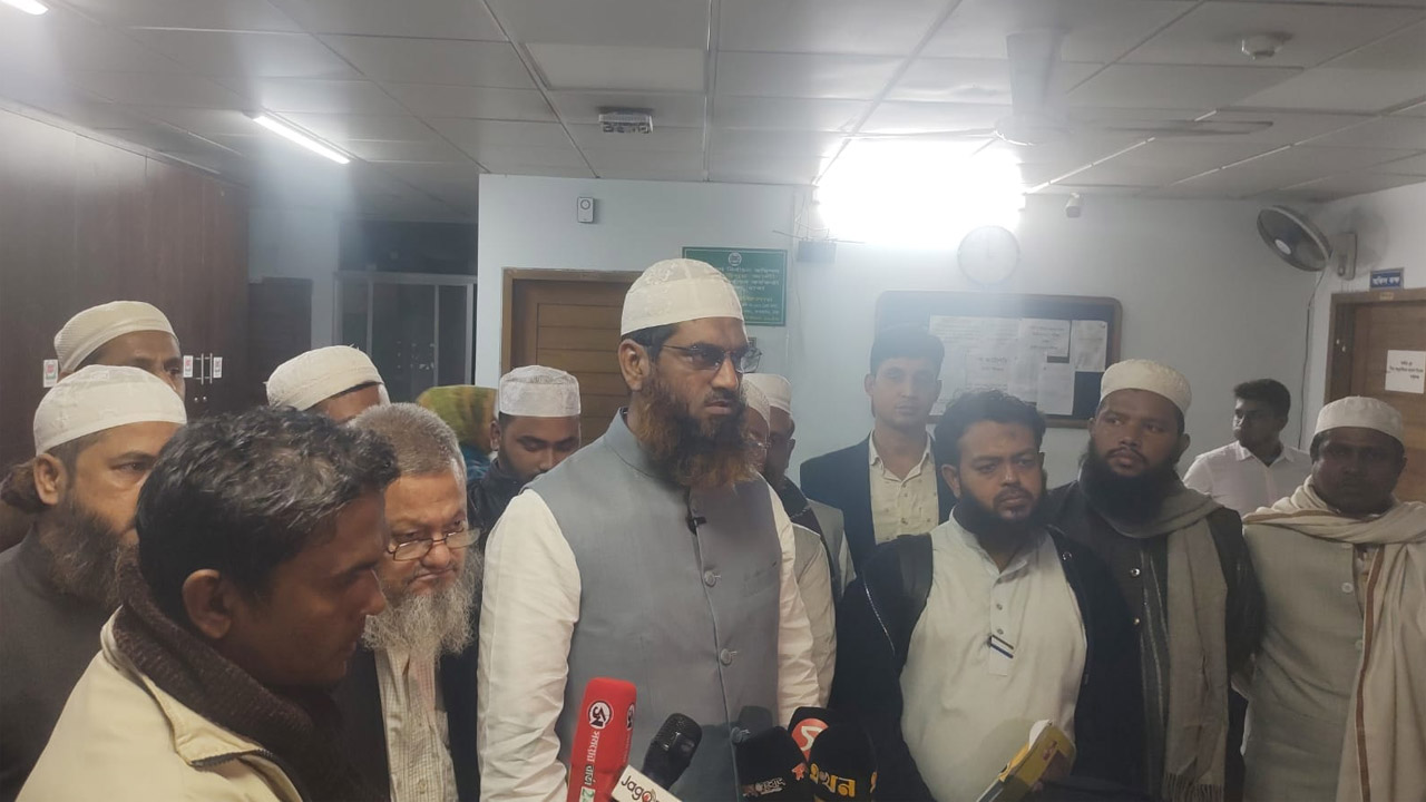 গণমাধ্যমের সাথে কথা বলছেন মাওলানা মামুনুল হক