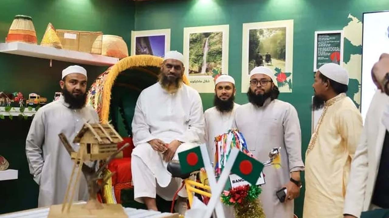 আন্তর্জাতিক কালচারাল ফেস্টিভ্যাল পরিদর্শনে মামুনুল হক