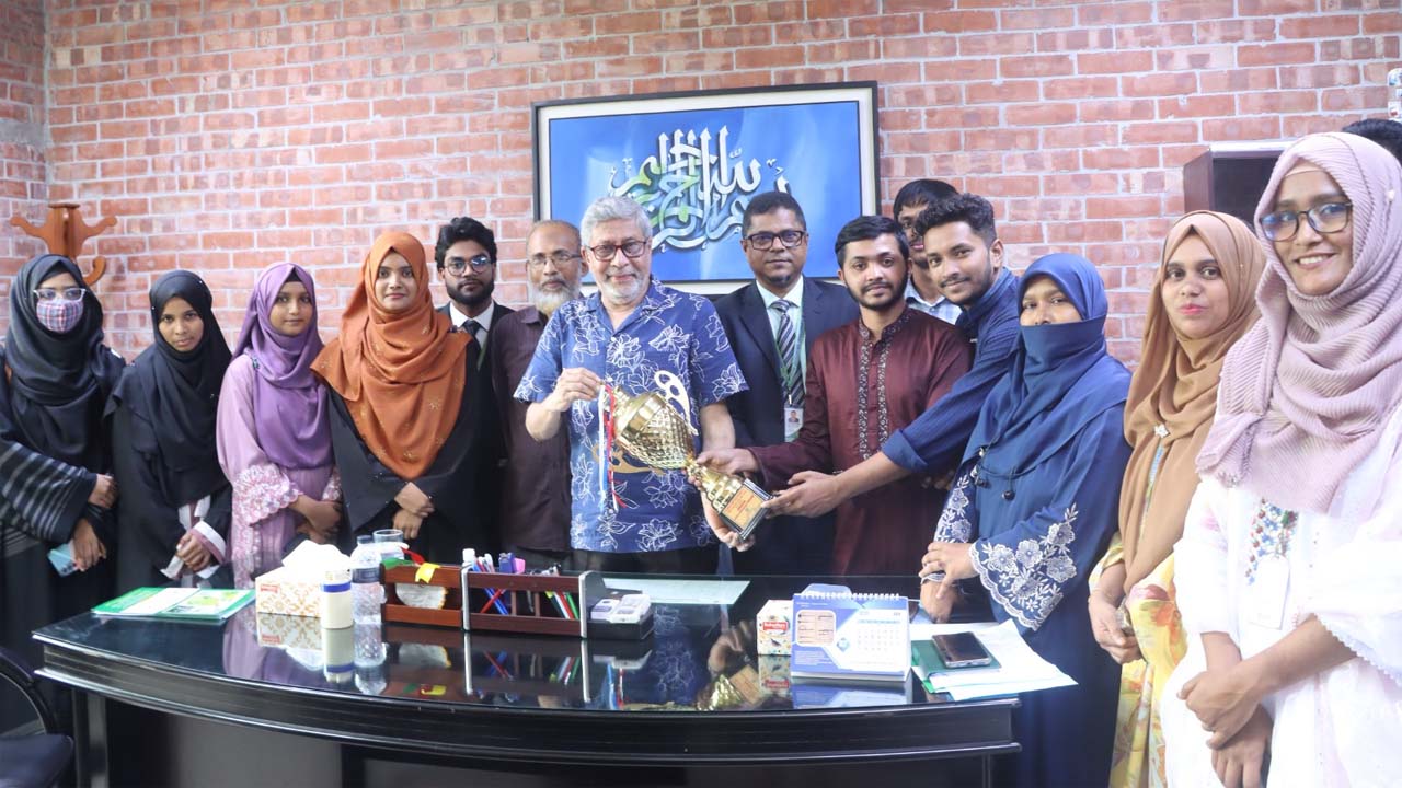 ভিসির হাতে চ্যাম্পিয়ন ট্রফি তুলে দেন এমআইইউডিসি’র সদস্যরা