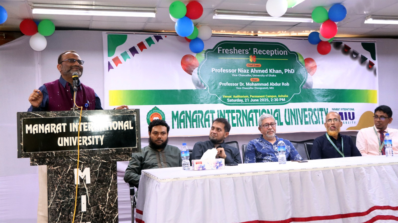 নবীনবরণ অনুষ্ঠানে বক্তব্য রাখছেন ঢাকা বিশ্ববিদ্যালয়ের ভিসি প্রফেসর ড. নিয়াজ আহমেদ খান