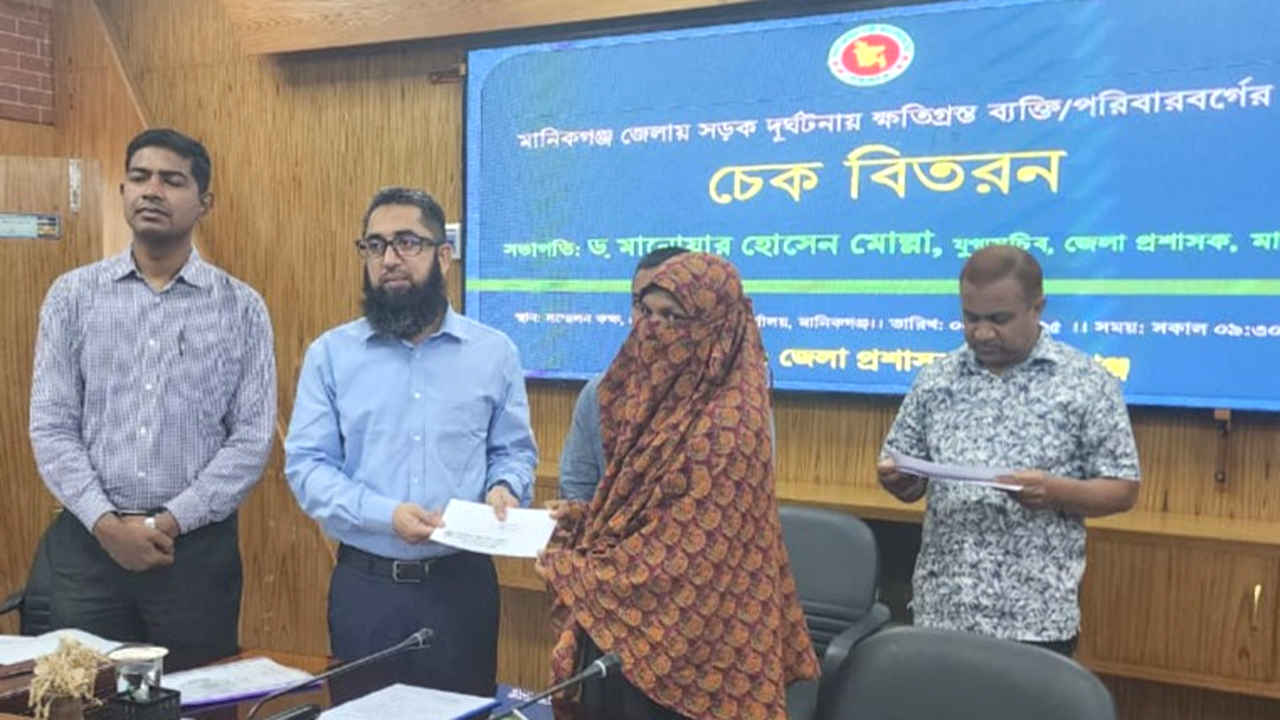 অনুদান প্রদান অনুষ্ঠানে অতিথিরা