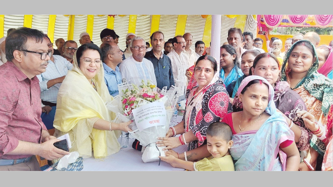 বিমানমন্ত্রী আফরোজা খানম রিতাকে ফুলের তোরা দিয়ে শুভেচ্ছা জানাচ্ছেন হরিদাস ও রবিদাস সম্প্রদায়ের লোকজন