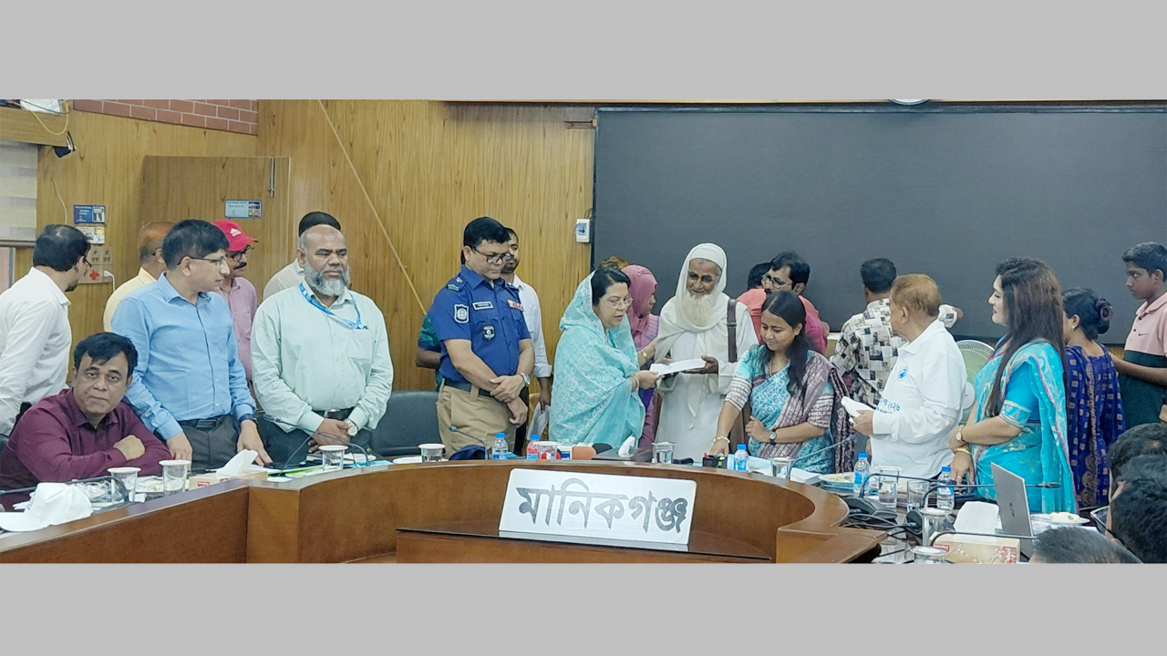 সাংস্কৃতিক ব্যক্তিদের মাঝে সরকারের অনুদানের চেক হস্তান্তর করছেন বিমানমন্ত্রী আফরোজা খানম রিতা