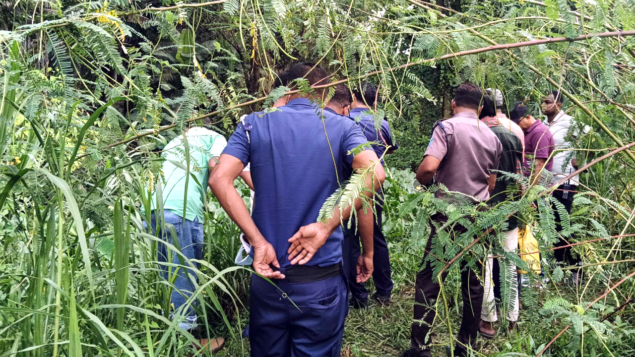 লাশ উদ্ধারে ঘটনাস্থলে পুলিশ