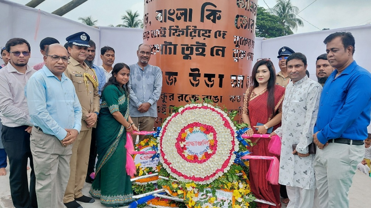 জুলাই শহীদ স্মৃতিস্তম্ভে পুষ্পস্তবক অর্পণ