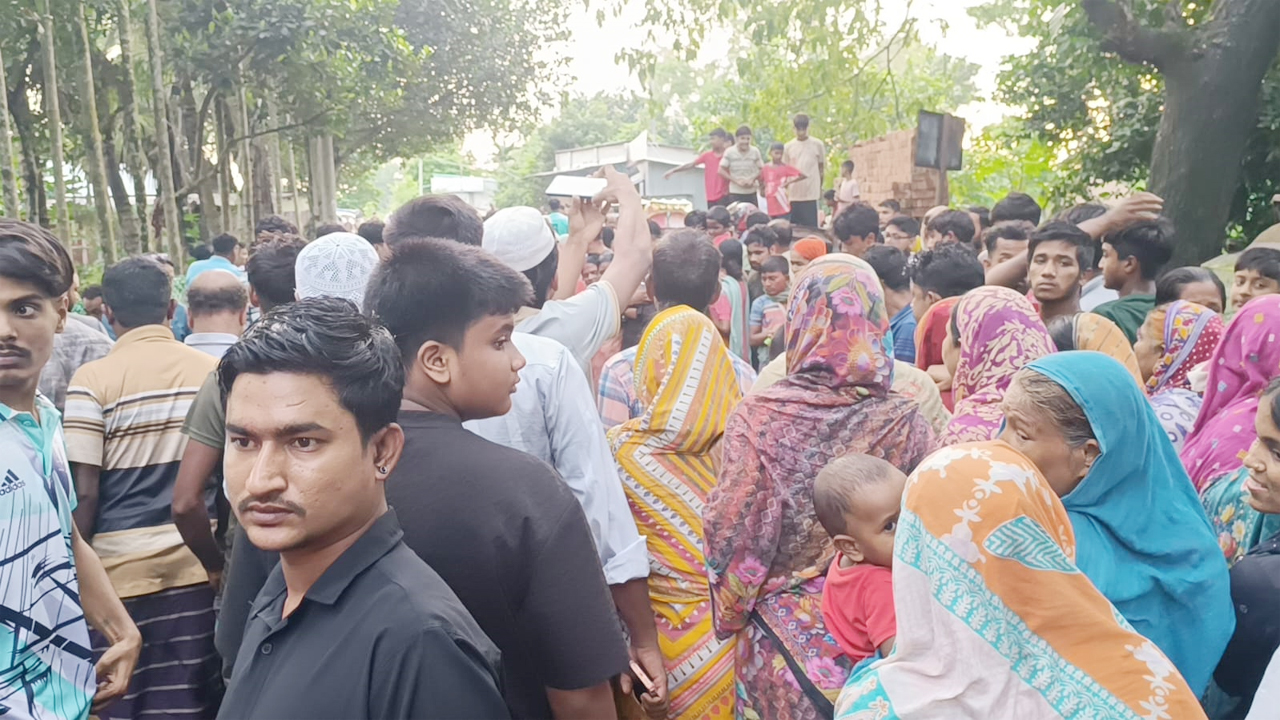 ঘটনাস্থলে স্থানীয়দের ভিড়