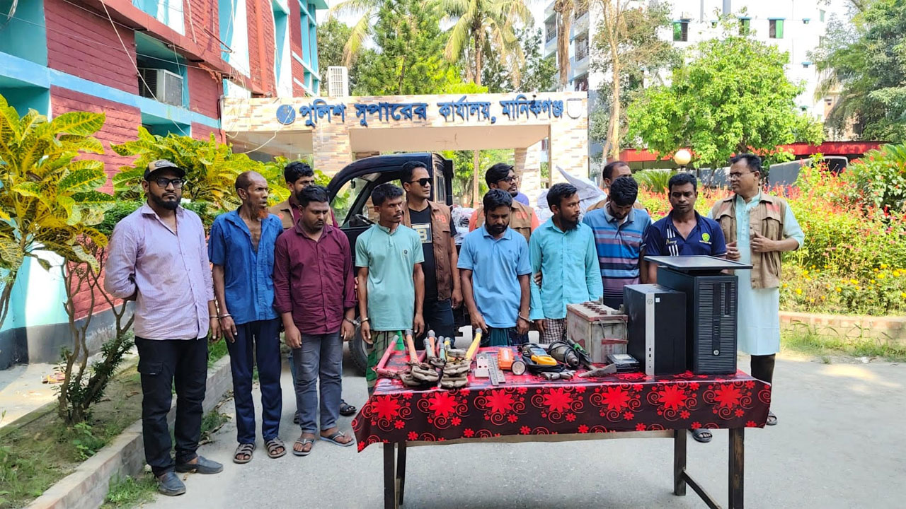 মালামাল উদ্ধারসহ গ্রেফতার আট ডাকাত