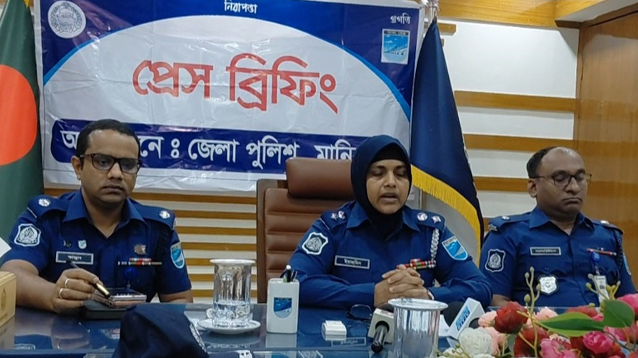 সংবাদ সম্মেলনে জেলা পুলিশ সুপার (এসপি) মোসা: ইয়াসমিন খাতুন