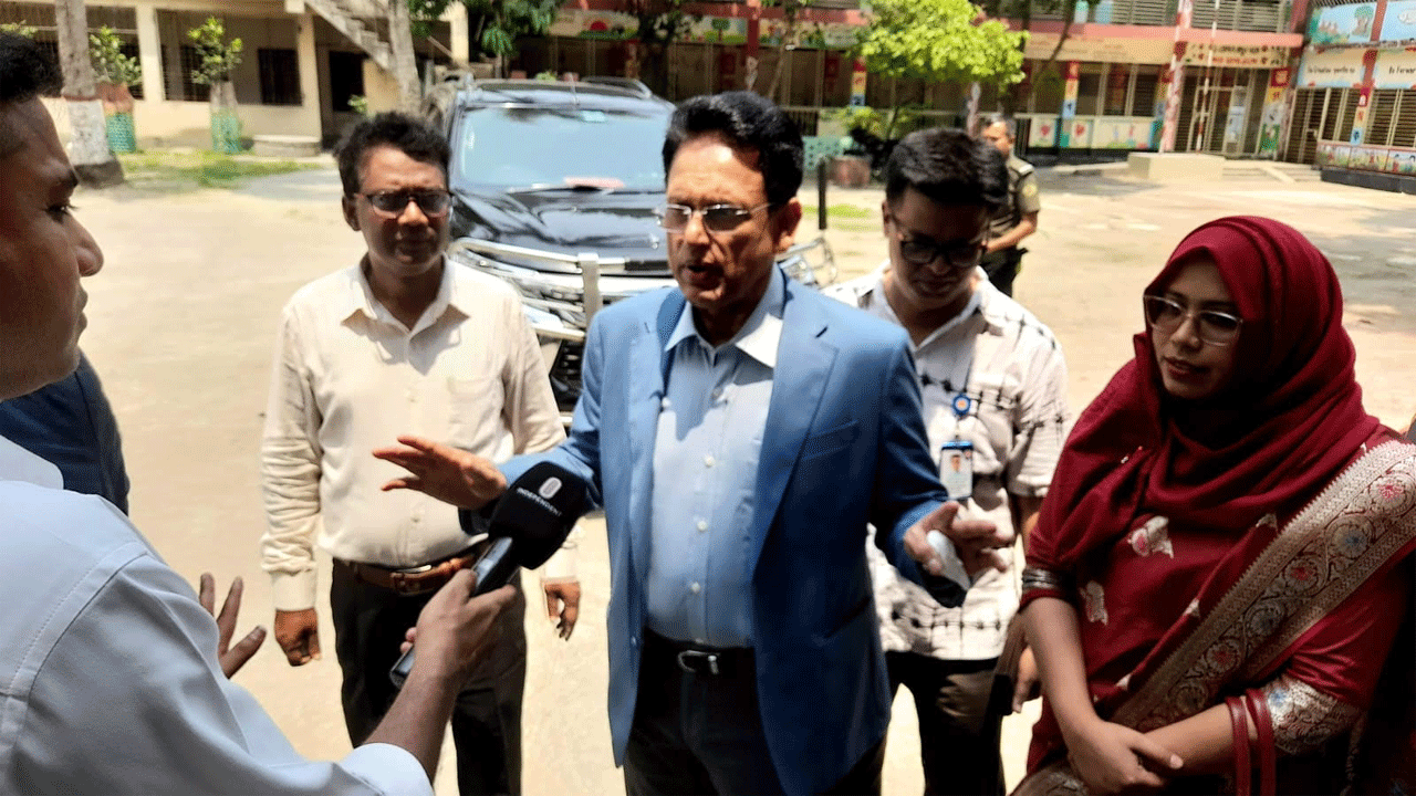 কেন্দ্র পরিদর্শনে শিক্ষামন্ত্রী এহছানুল হক মিলন