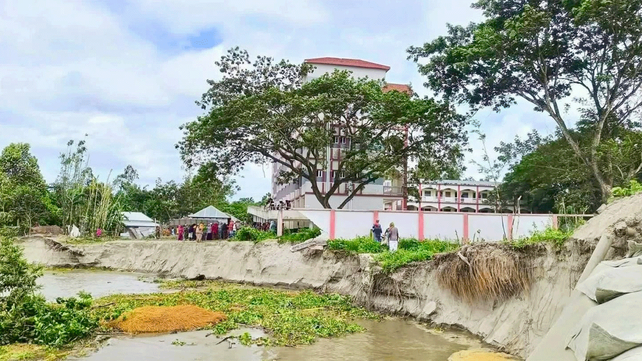 বিলীন হওয়ার শঙ্কায় মাদরাসা