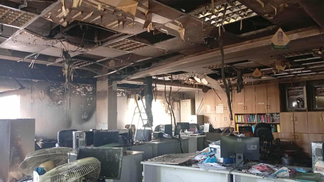 সিংগাইরে ইসলামী ব্যাংকে আগুন।