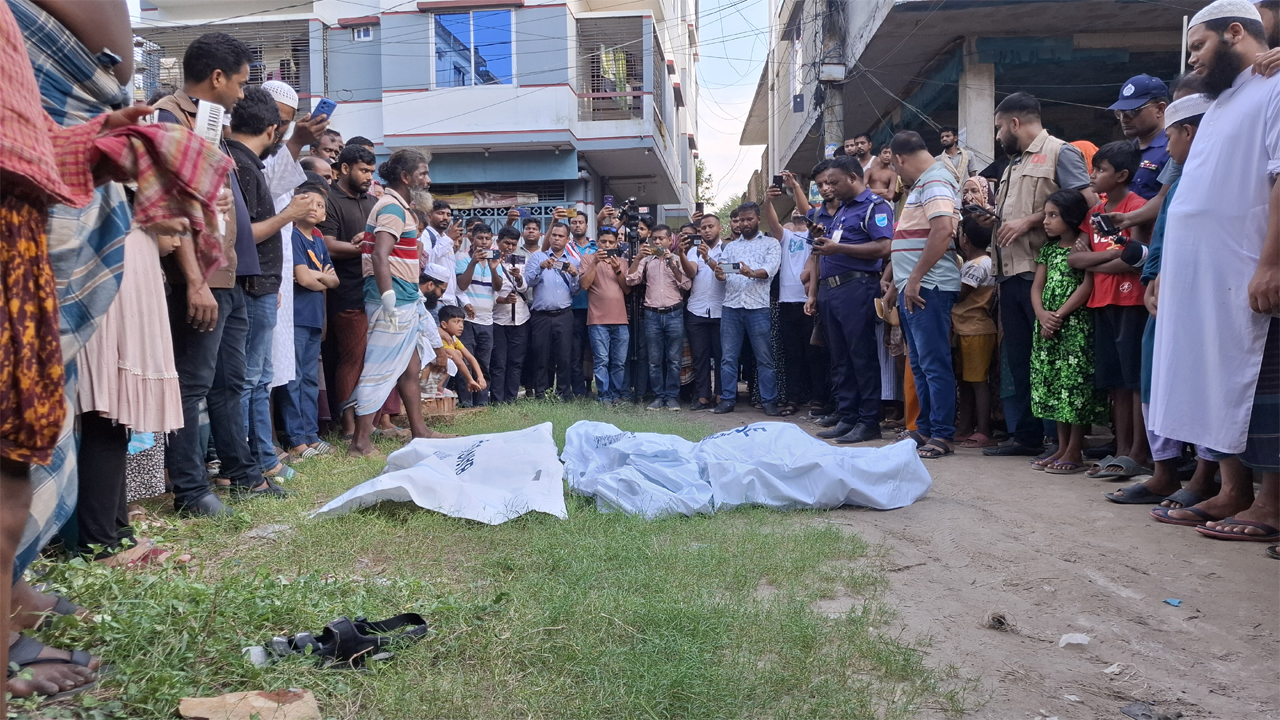 ঘটনাস্থলে উৎসুক জনতা