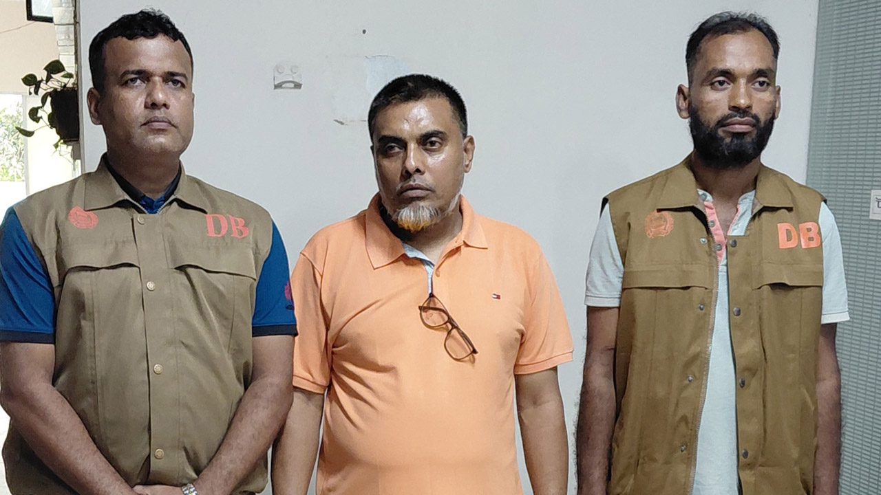 প্রধানমন্ত্রীর সহকারী একান্ত সচিব (এপিএস-১) পরিচয় দেয়া আব্দুল্লাহ আলম মামুনকে গ্রেফতার করেছে পুলিশ