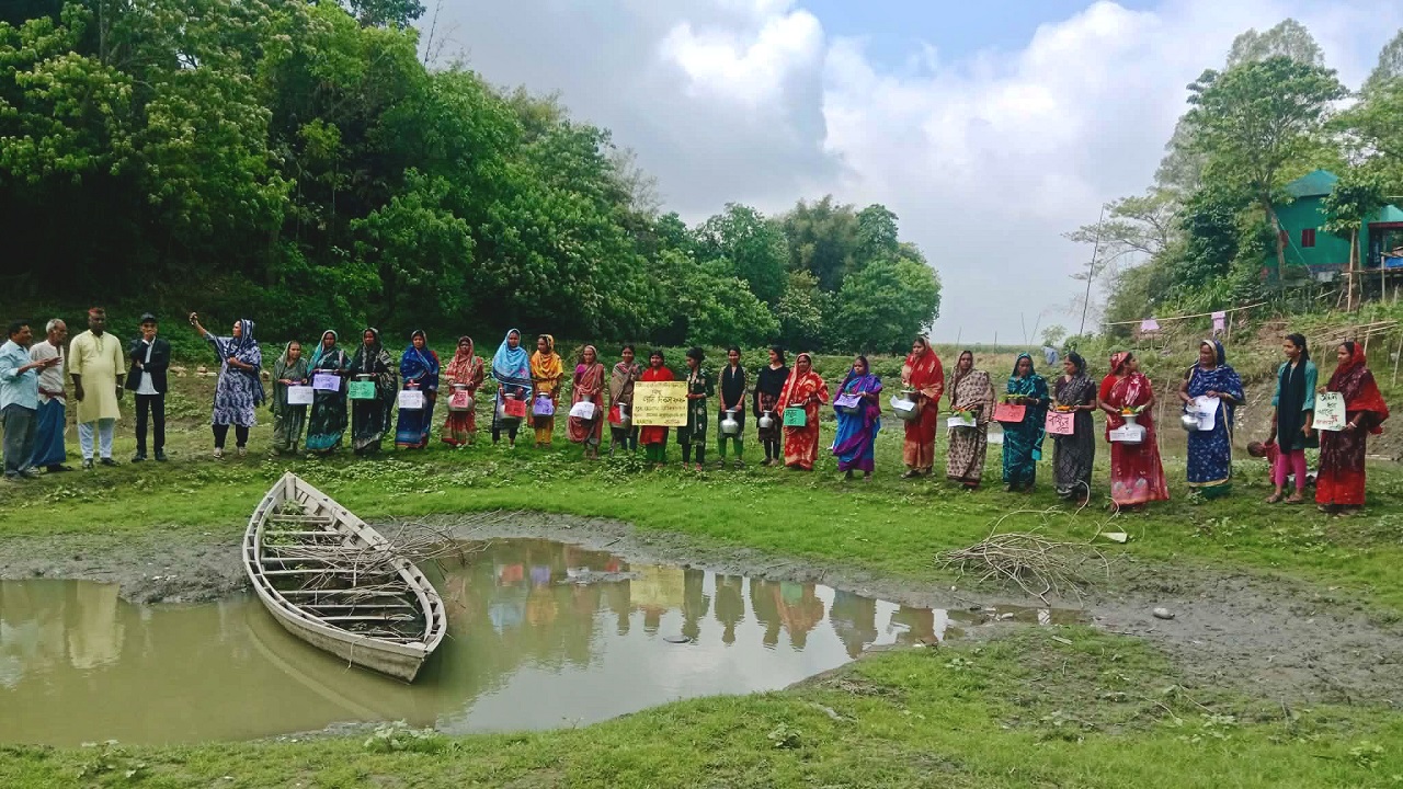 মানিকগঞ্জে ভূগর্ভস্থ পানির চাপ কমানোর দাবিতে কৃষাণিদের ব্যতিক্রমী মানববন্ধন
