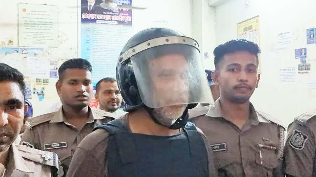 ঢাকার চিফ মেট্রোপলিটন ম্যাজিস্ট্রেট আদালতে মাঞ্জিলকে হাজির করে পুলিশ