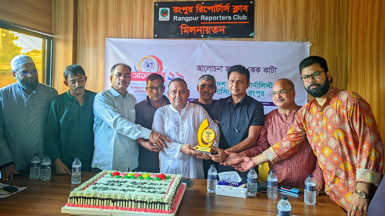 সম্মাননা ক্রেস্ট তুলে দেয়া হচ্ছে