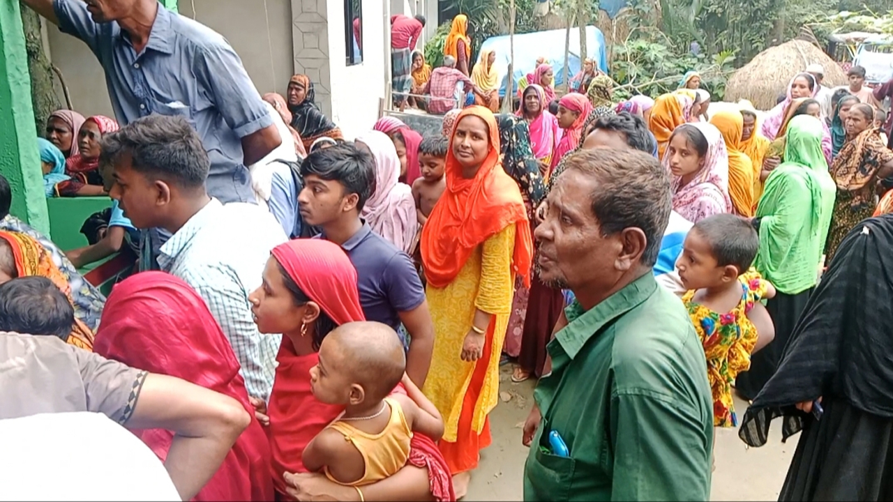 বিদ্যুৎস্পৃষ্ট হয়ে নাজমুল ফকিরের মৃত্যুর খবরে স্থানীয়দের ভিড়